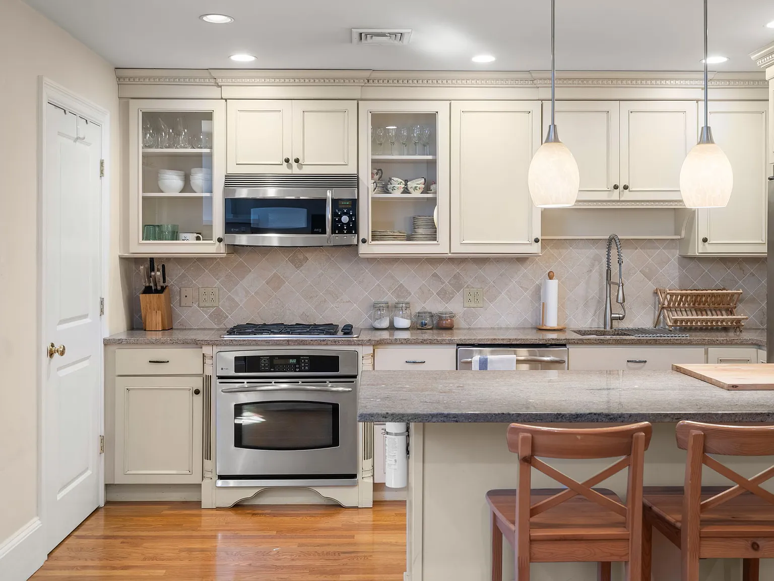 2 bed, 965 sqft, $5,500 — Photo 3