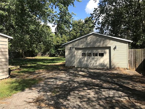 3rd image of 585 Parkway Dr