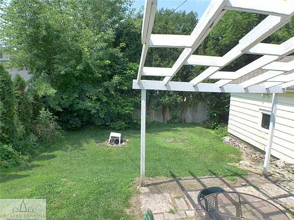 3rd image of 165 Orchard St