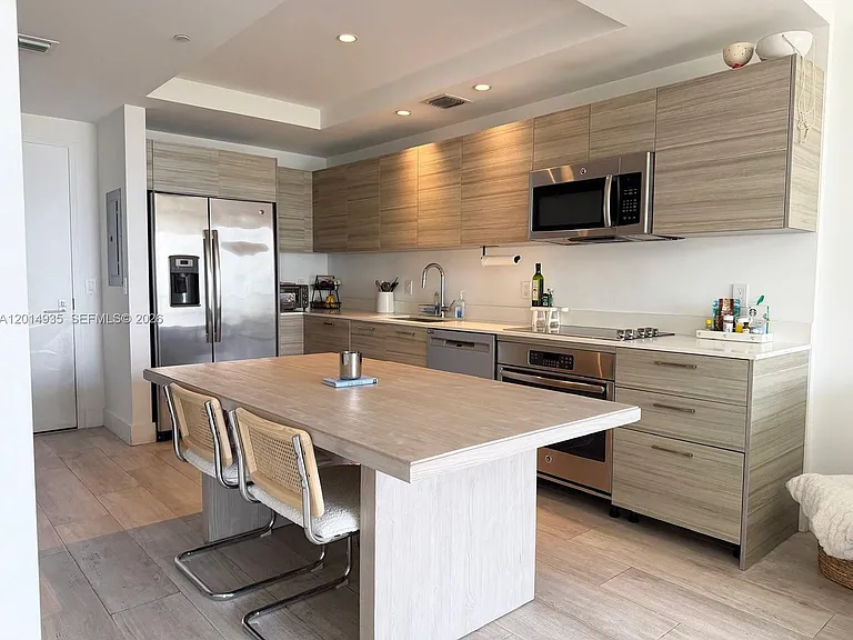 121 NE 34th St #F1605 — Photo 1