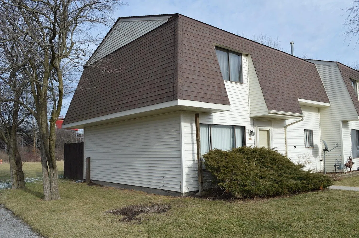 444 E 60th Pl — Photo 1