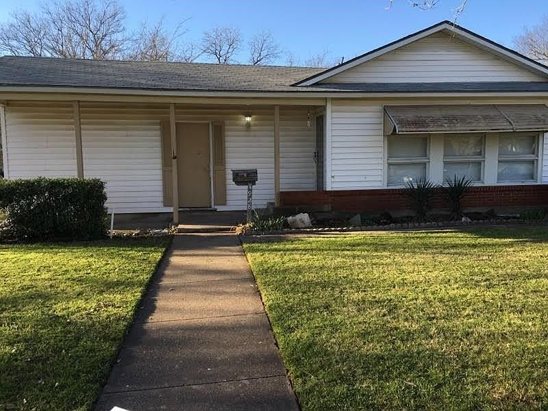 BEAUTIFUL HOME WITH VERY LARGE FRONT & BACK YARD