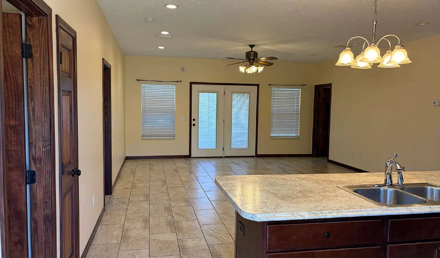 3 bed, 2.5 bath, 1376 sqft, $1,595 — Photo 2