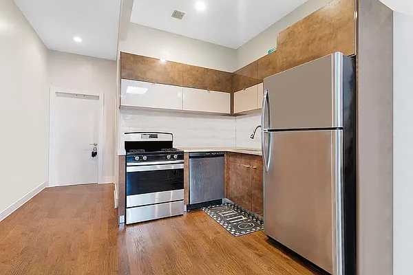 Rented by Pear NYC LLC | media 8