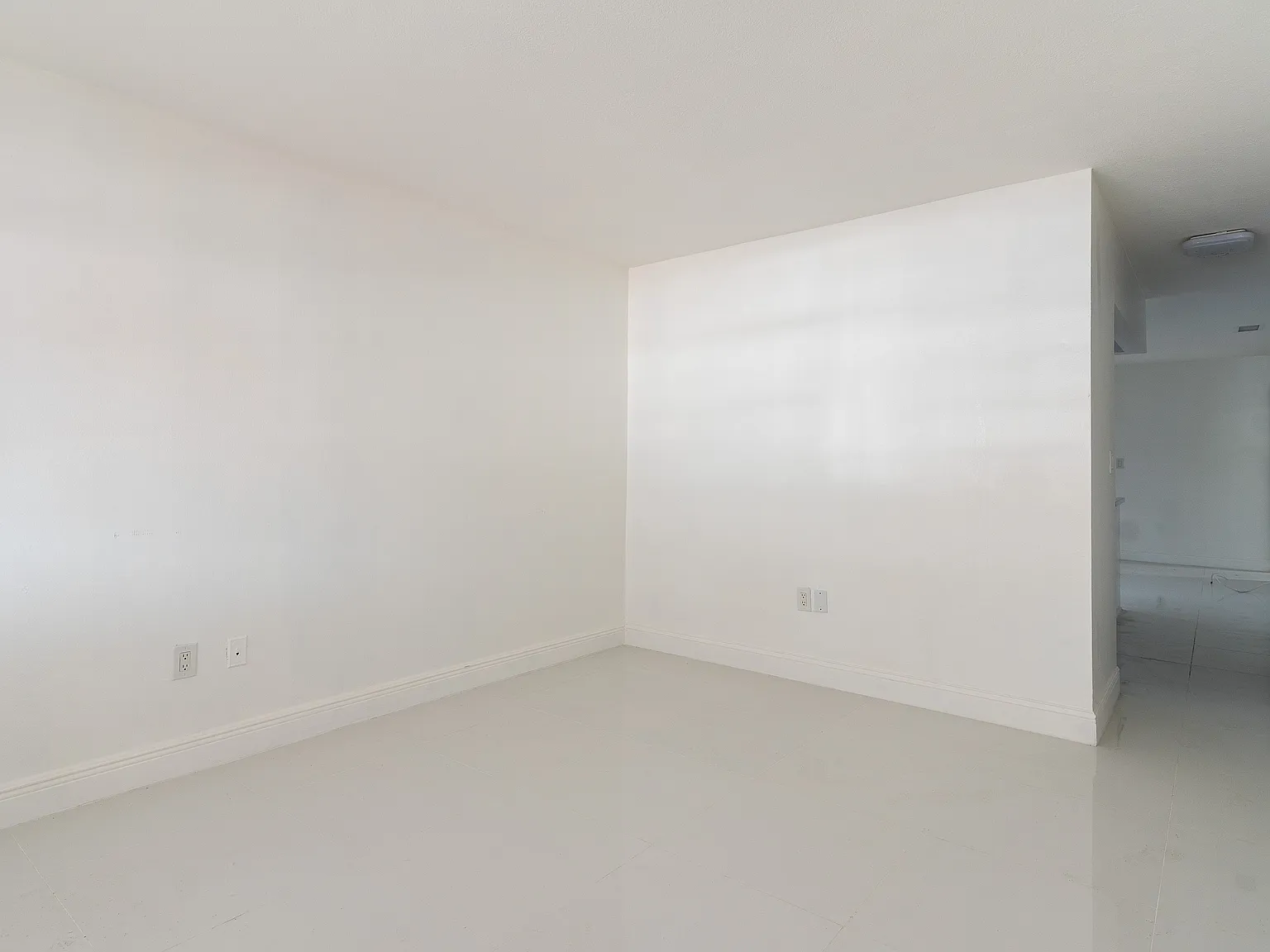 3 bed, 1057 sqft, $3,200 — Photo 1