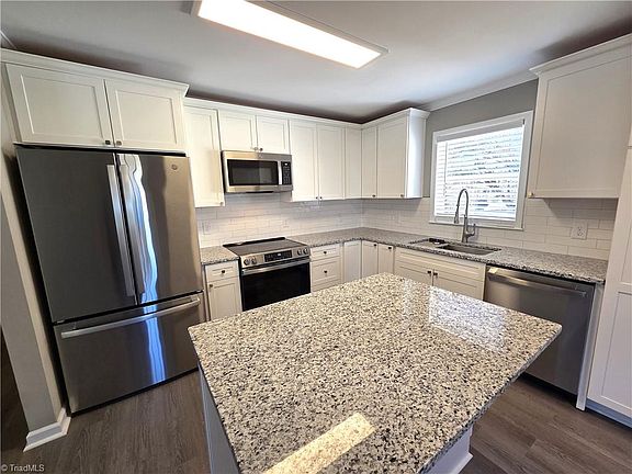 5th image of 113 Ravenwood Cir