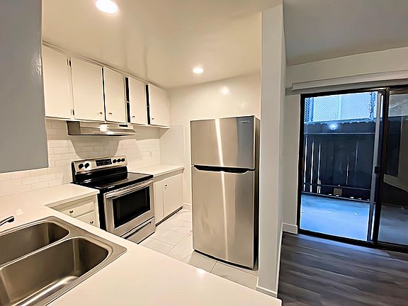 3rd image of 435 S Mariposa Ave #104
