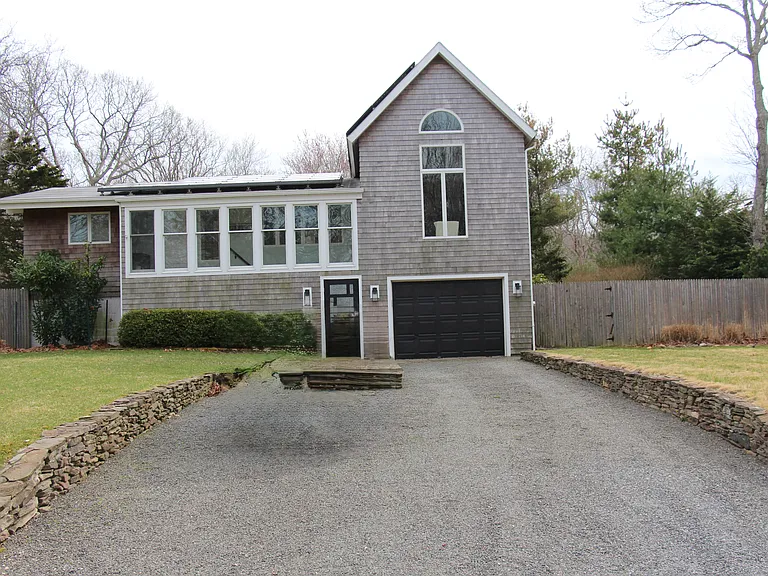 86 Runnymeade Dr — Photo 2
