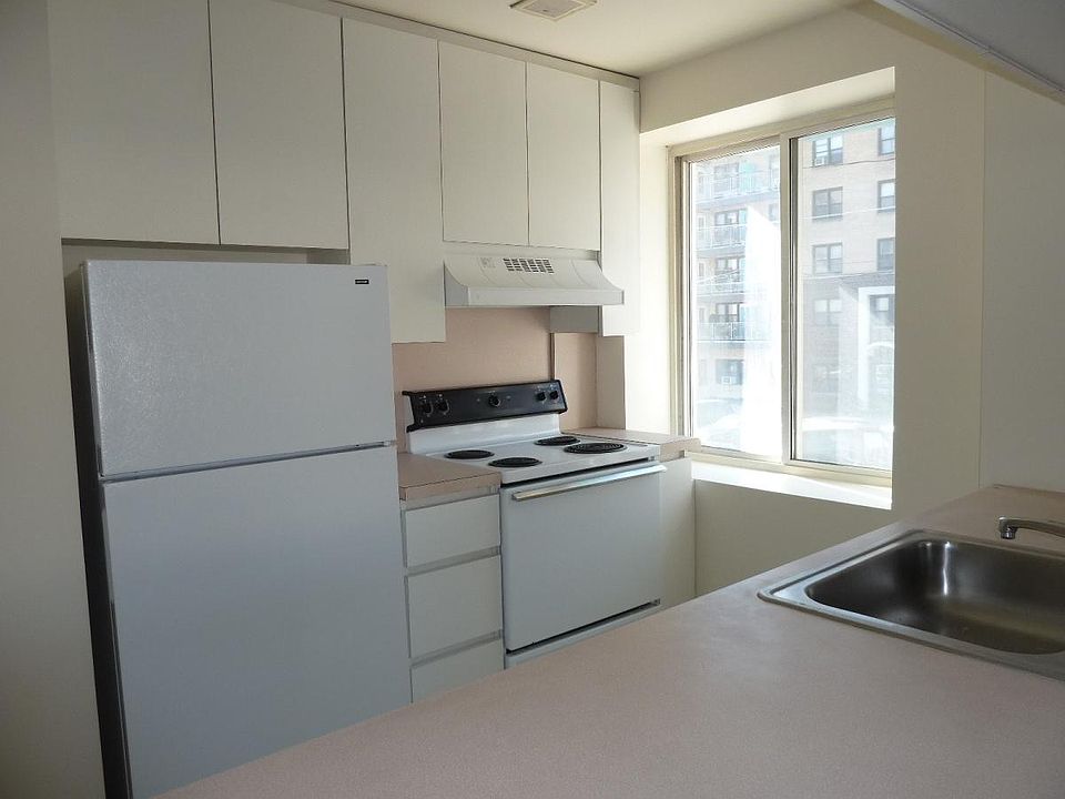 2nd image of 10 Franklin Blvd APT 400