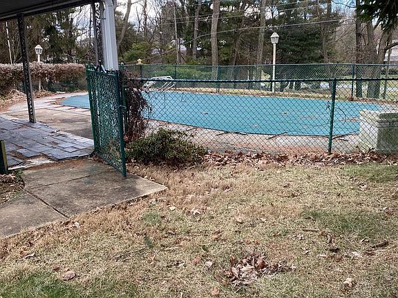 4th image of 112 Greenwood Cir
