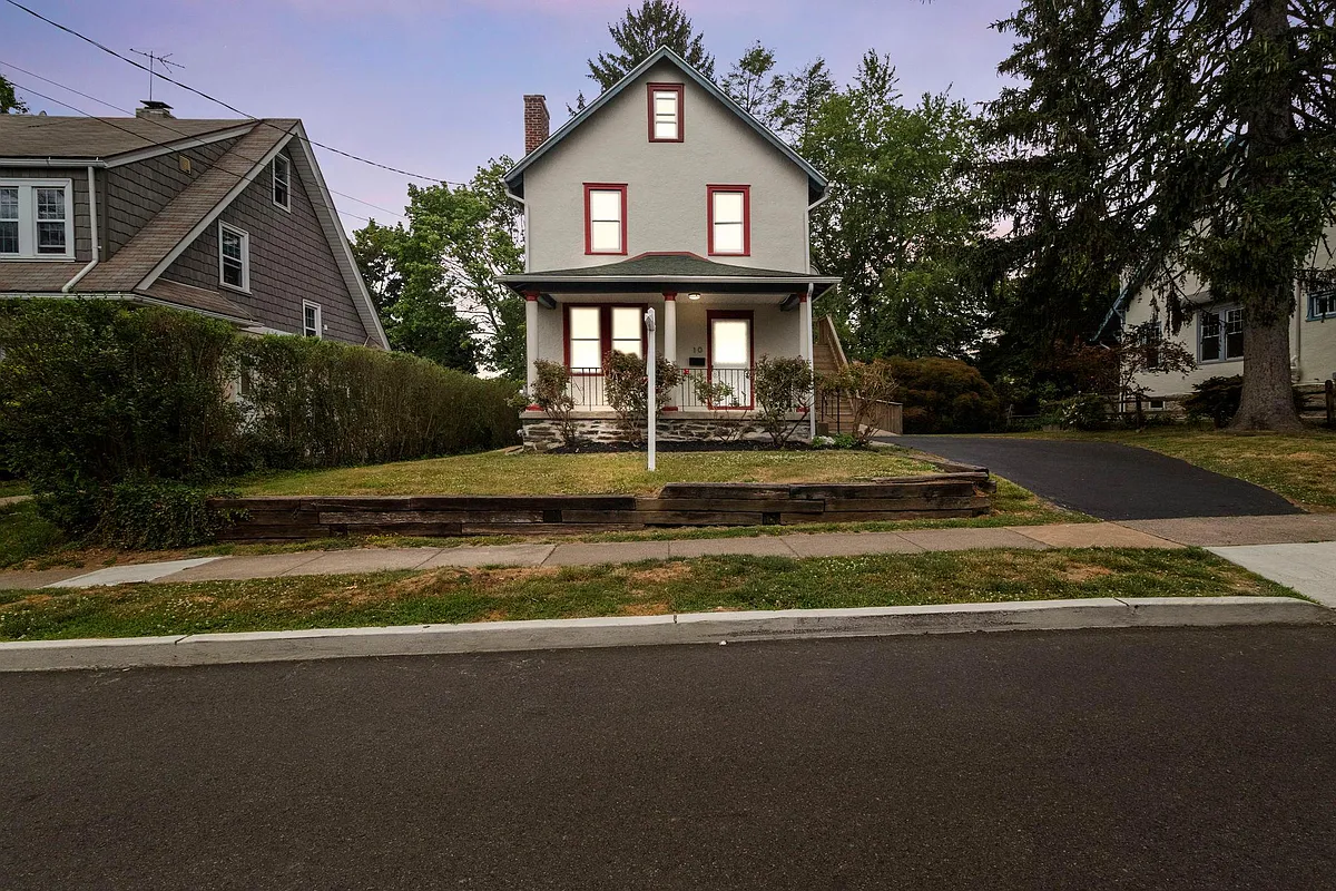 Building Photo - 10 E Marthart Ave #2