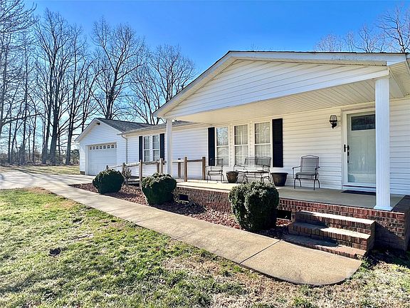 3rd image of 214 Heritage Cir