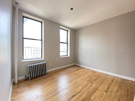 3rd image of 620 E 11th St APT 17