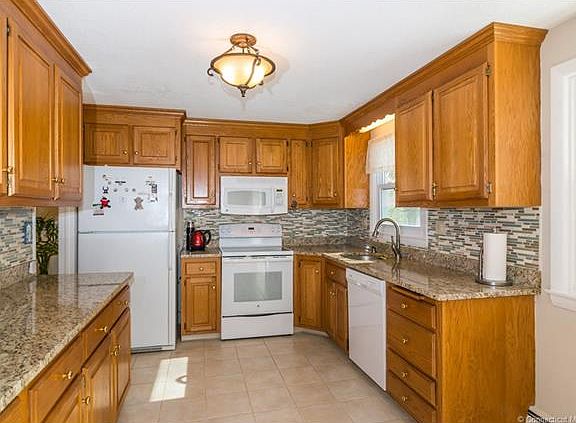 5th image of 42 Westridge Dr
