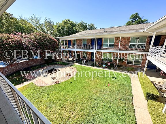 3rd image of 518 N Rogers St #201