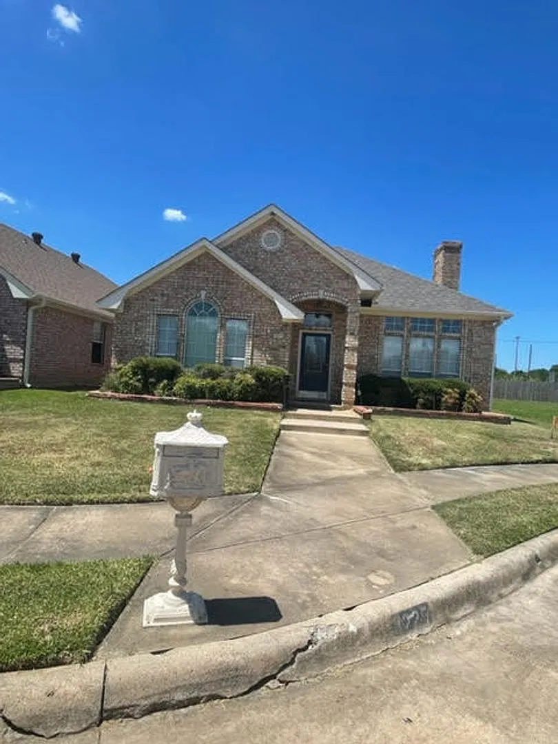 4225 Primrose Ln — Photo 3