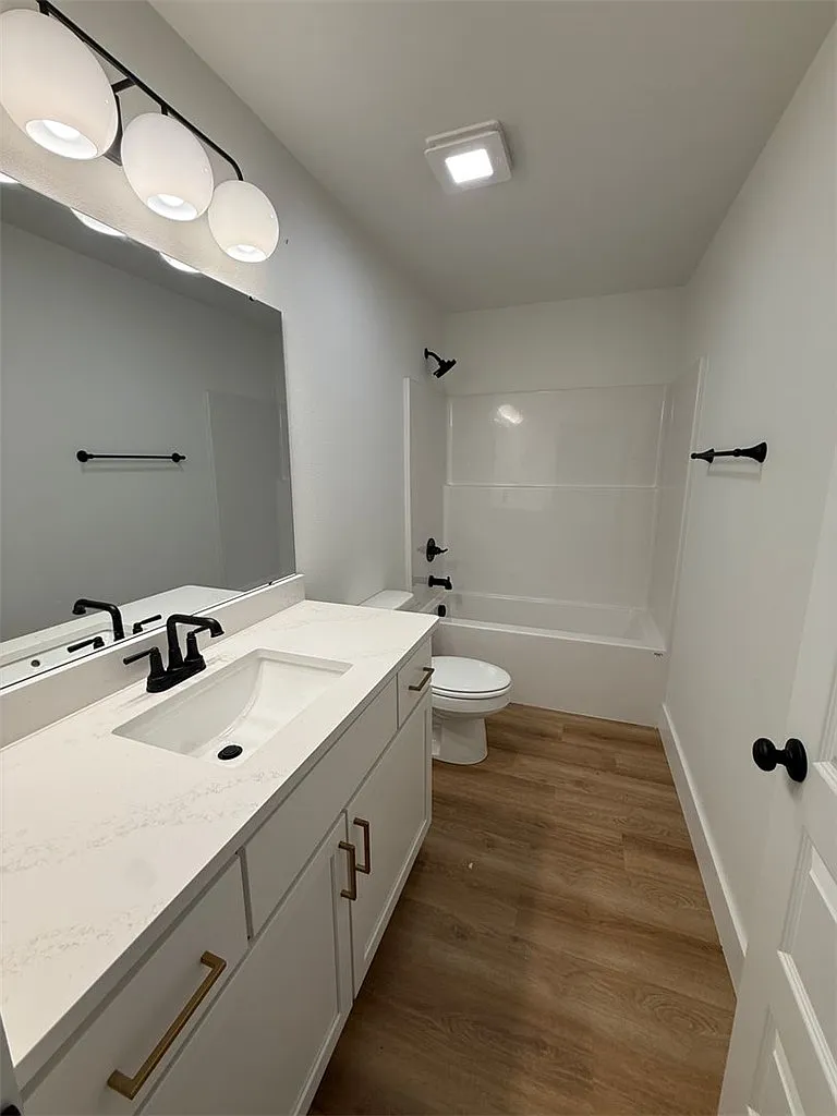 3 bed, 2.0 bath, 1714 sqft, $2,350 — Photo 4
