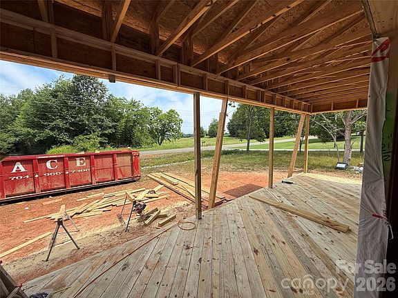 3rd image of 810 Mountain Crest Dr