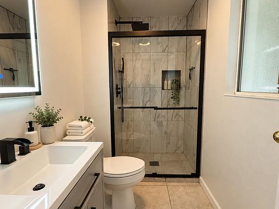 4th image of 204 Camellia St