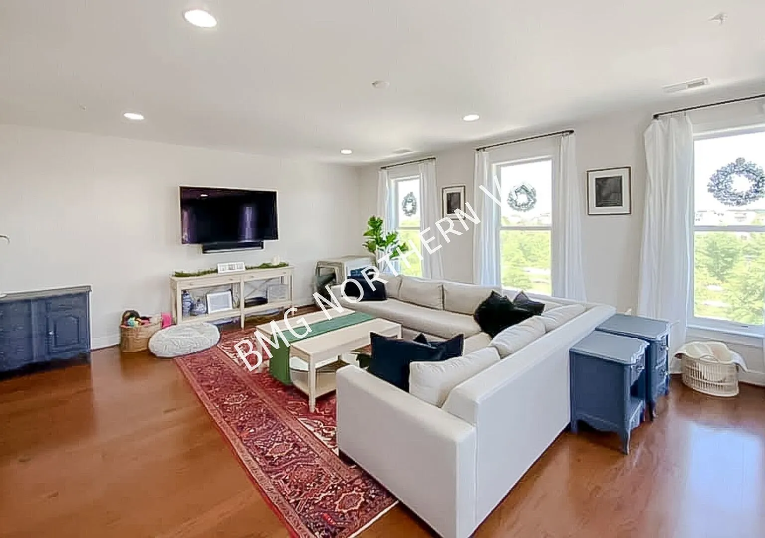 Stunning 3 Bedroom 2.5 Bathroom Brick, End Unit Condo Townhome In Prestigious Potomac Yard — Photo 2