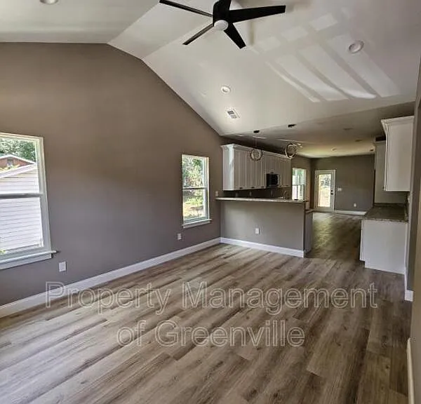 305 Appian Dr — Photo 4