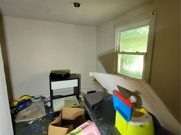 4th image of 217 Parsons Ave