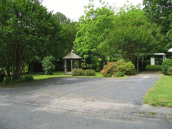 2nd image of 8 Mansion Dr