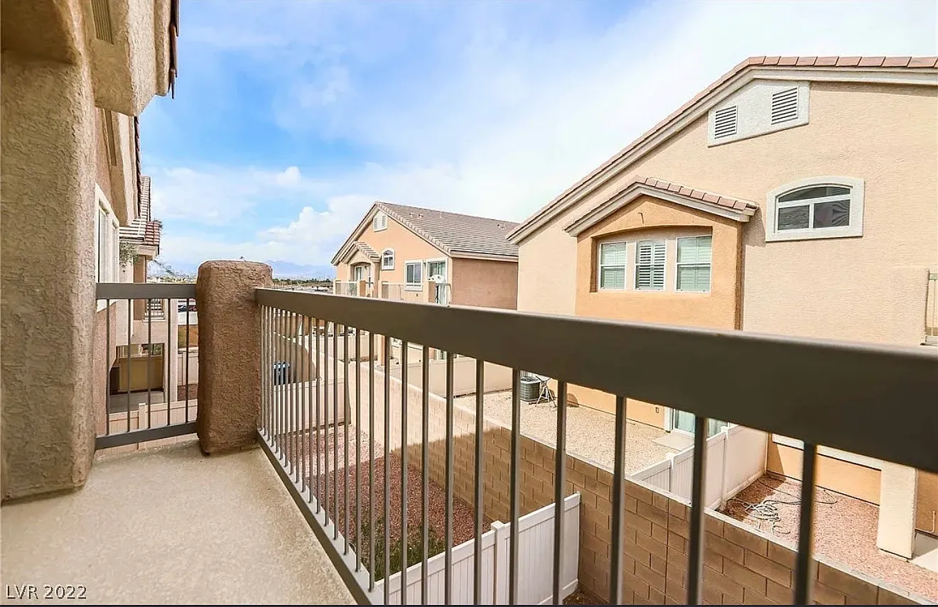 3 bed, 2.5 bath, 1468 sqft, $2,100 — Photo 3