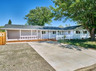 10 N De Anjou Ave, Eagle Point, OR 97524