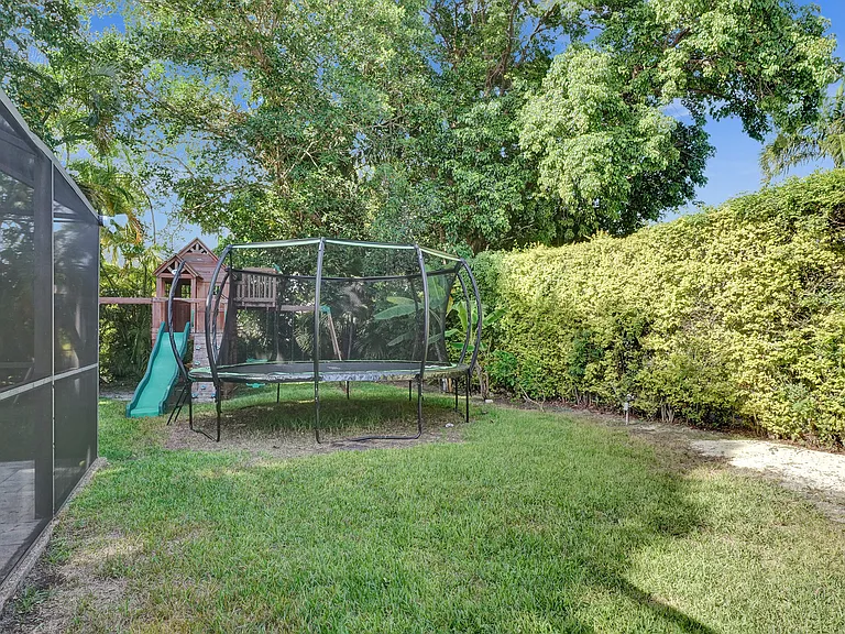 9025 SW 186th Ter — Photo 38