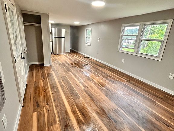 4th image of 27 Doughty Dr