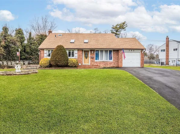 793 Pine Avenue, West Islip, NY 11795