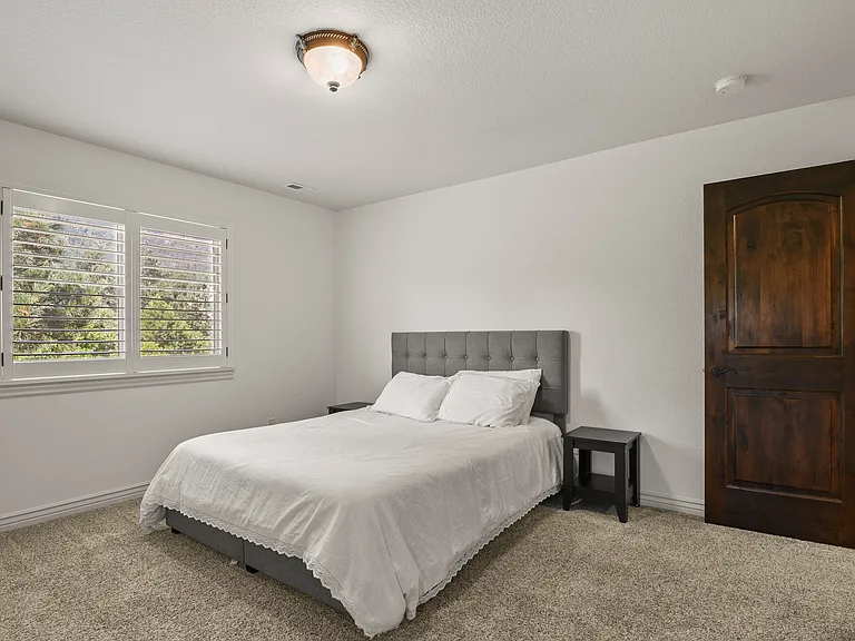 5440 Broadmoor Bluffs Dr — Photo 20