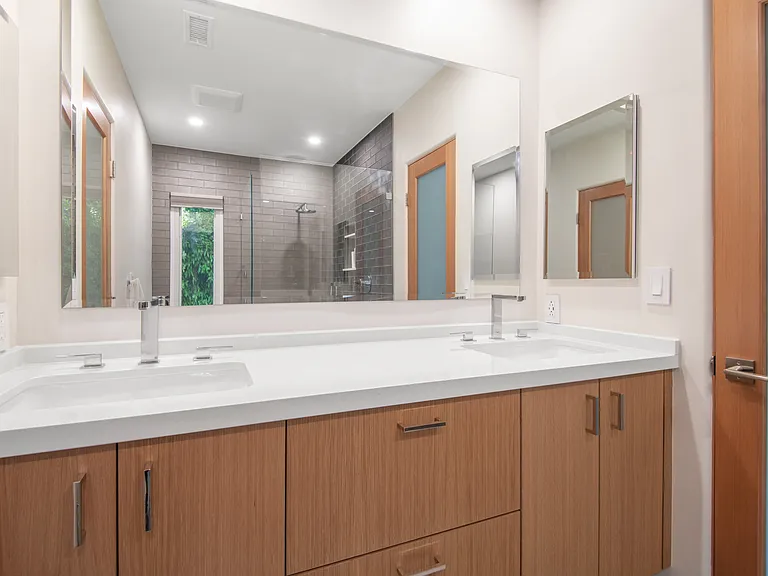 Jack & Jill bath adjoining two secondary bedrooms down
