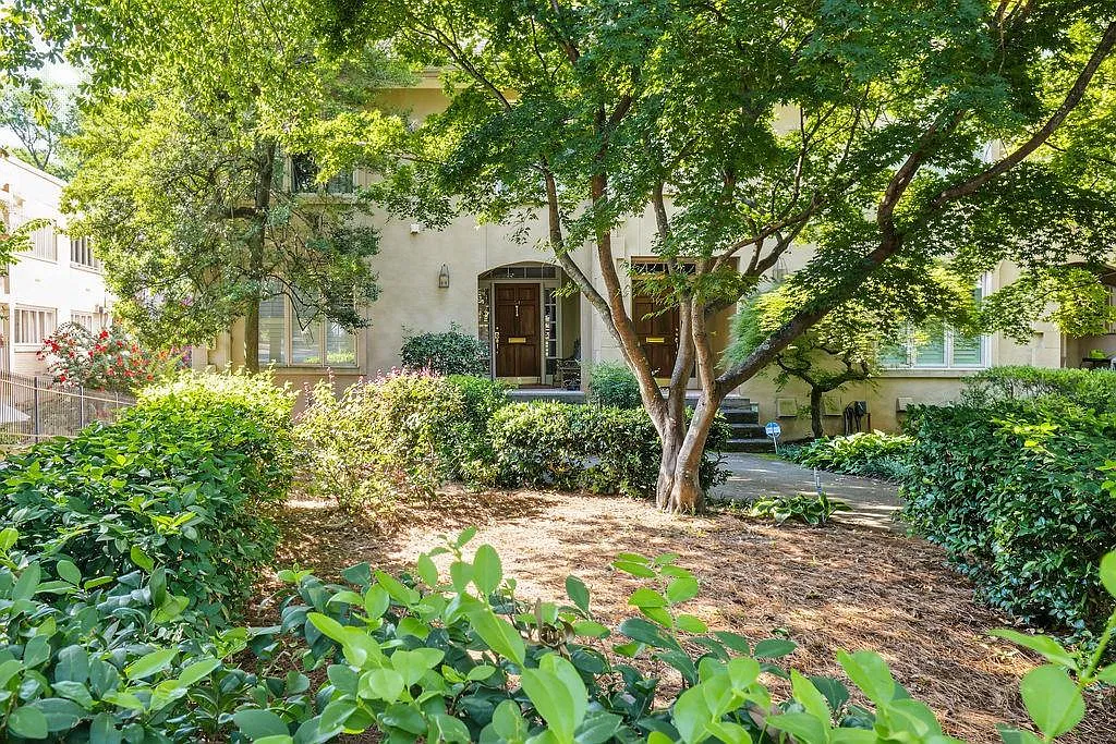 5 bed, 3.5 bath, 4092 sqft, $5,400 — Photo 2