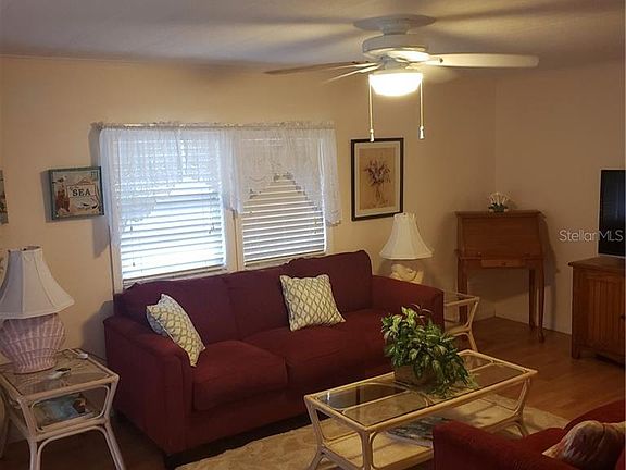 3rd image of 806 Truman Ave