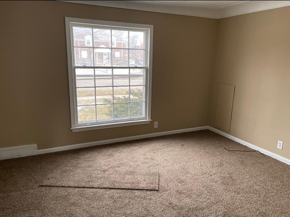2nd image of 9075 Roselawn St