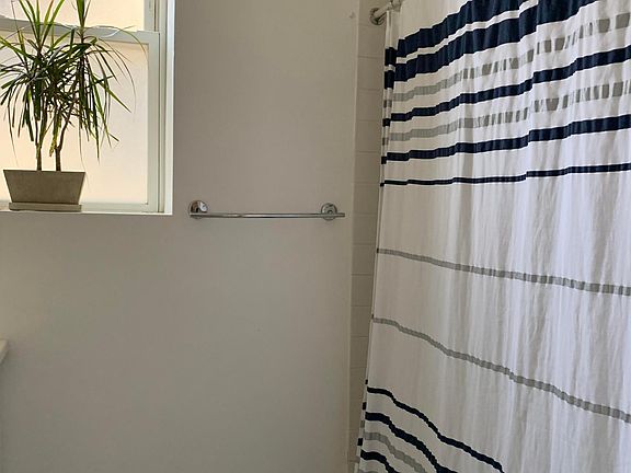 3rd image of 1262 W Argyle St APT 3