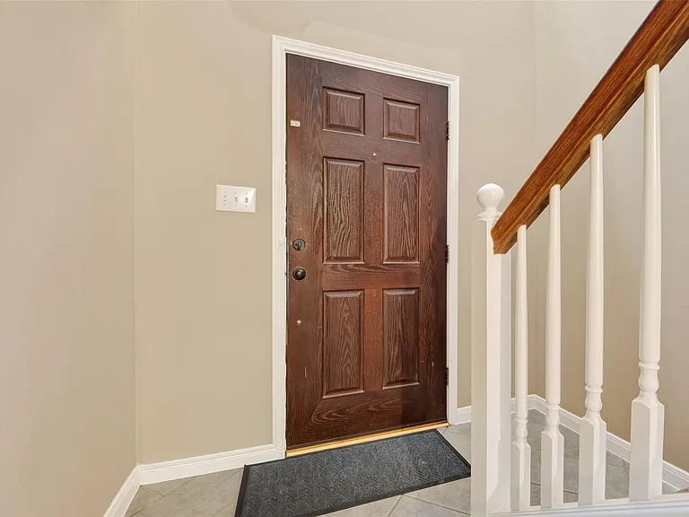 2804 Chenevert St — Photo 3