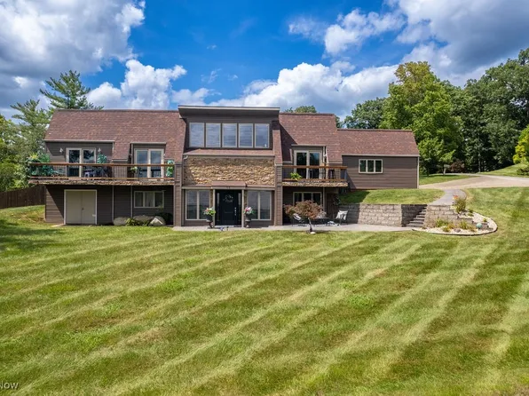 15 Oakmont Dr, Belpre, OH 45714