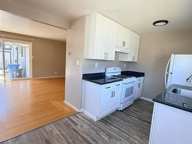 1745 Lexington Ave #1745 — Photo 8