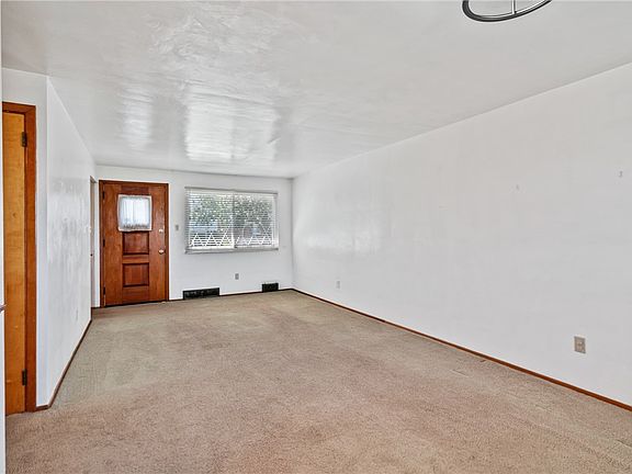 4th image of 140 Broadcrest Dr