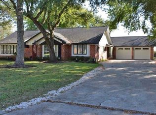 115 Flag Dr E, Lake Jackson, TX 77566
