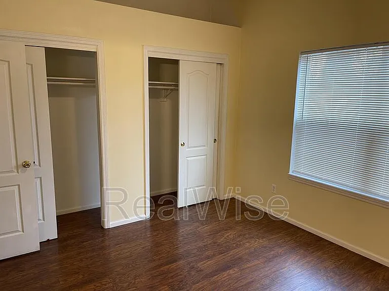 656 E Park St — Photo 6