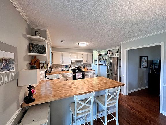 5th image of 105 E Queensbury Ln