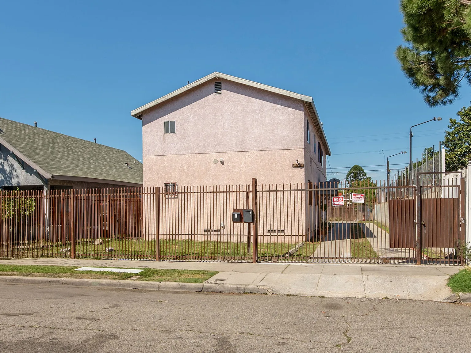 4 bed, 2.0 bath, 1064 sqft, $2,995 — Photo 4