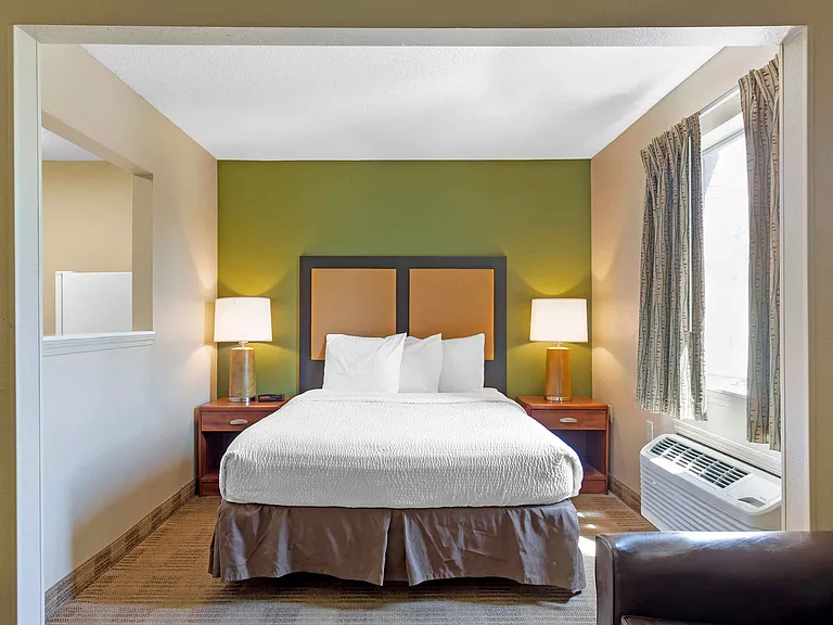 Deluxe Studio - 1 Queen Bed