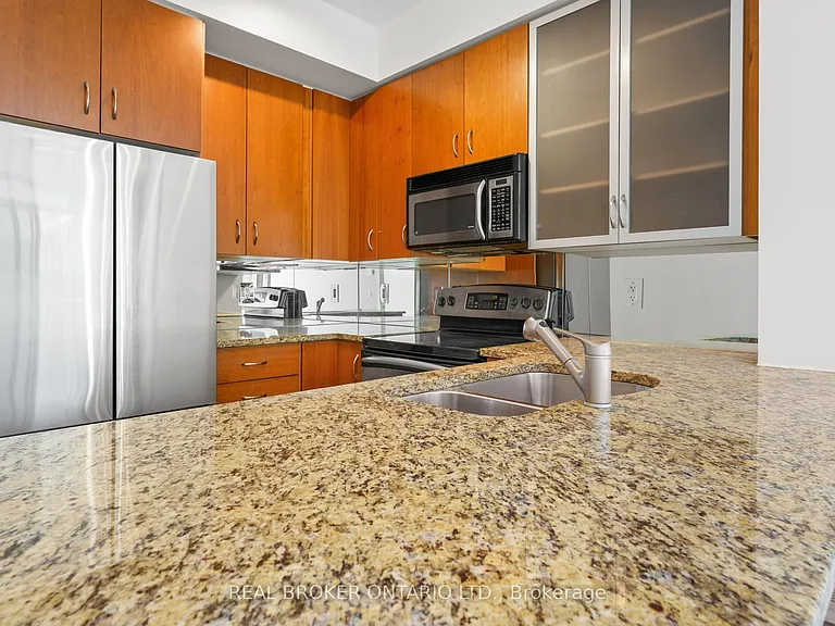 438 King St W #1404 — Photo 7