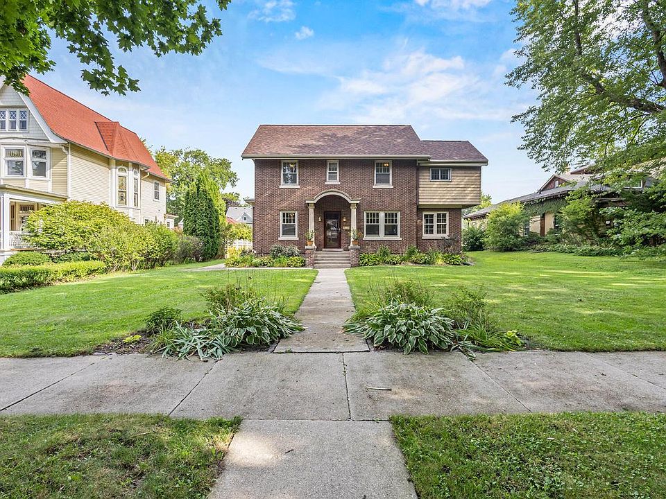 1st image of 902 Clyman STREET
