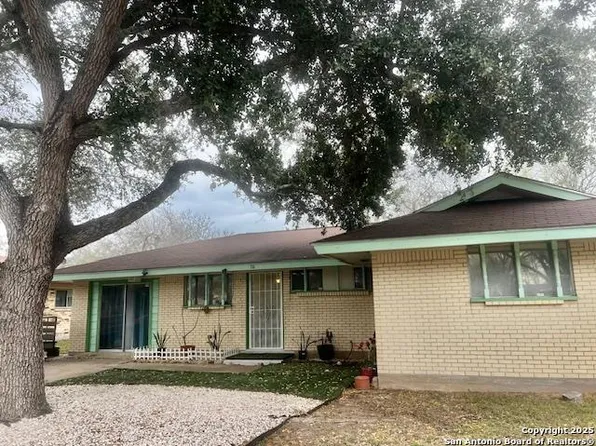 711 Garner Drive, Beeville 78102